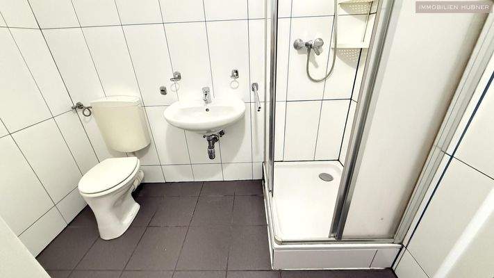 Bad mit Dusche und WC