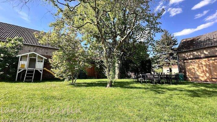 Vorderer Gartenbereich mit Spielhaus.jpg