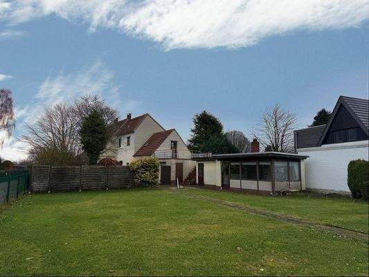 Blick vom Garten zum Haus