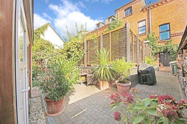 Rückansicht mit Zugang zum Haus (Diele)