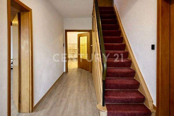 Eingangsbereich mit Treppe und Flur zu den Wohnräumen