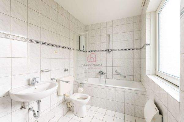 Bad mit Badewanne und Tageslicht