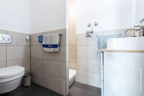 Badezimmer mit Dusche