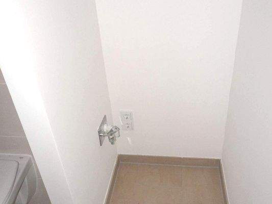 mit Platz für Ihre Waschmaschine (Toplader)