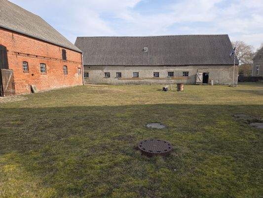 Innenhof mit Nebengebäuden