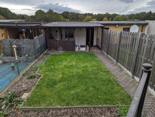 Blick auf Garten + Garage
