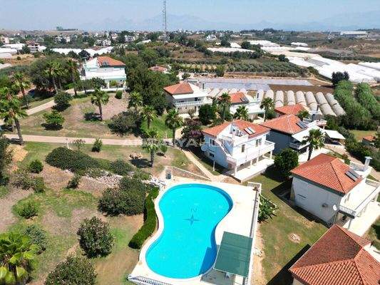 Furnished Villa in a Complex with Pool in Antalya