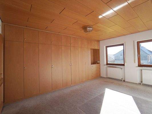 Schlafzimmer mit Einbauschrankwand