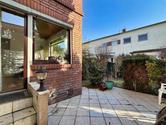 Terrasse mit Blick in den Garten