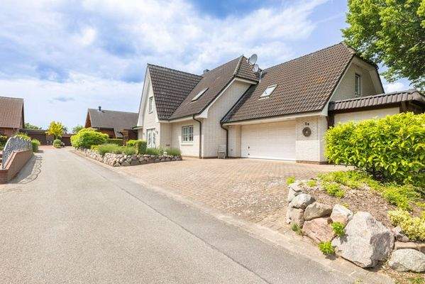 Straßenansicht mit Carport