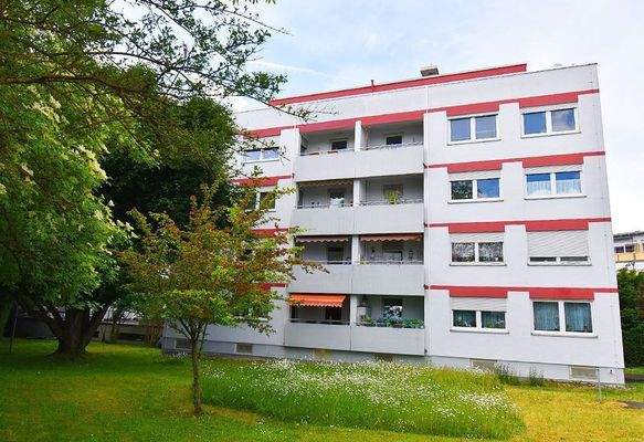 Südansicht mit großzügigem Gartenbereich