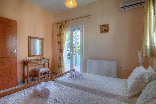 Kreta, Perama: Große Villa mit 2 kleinen Wohnungen zum Verkauf