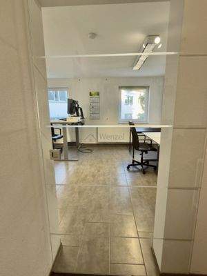 Lichtdurchfluteter Arbeitsplatz mit ergonomischem 