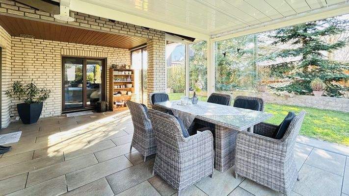 großzügiger und sonniger Wintergarten