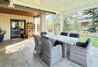 großzügiger und sonniger Wintergarten