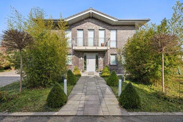 Modernes Einfamilienhaus mit beeindruckender Außenansicht