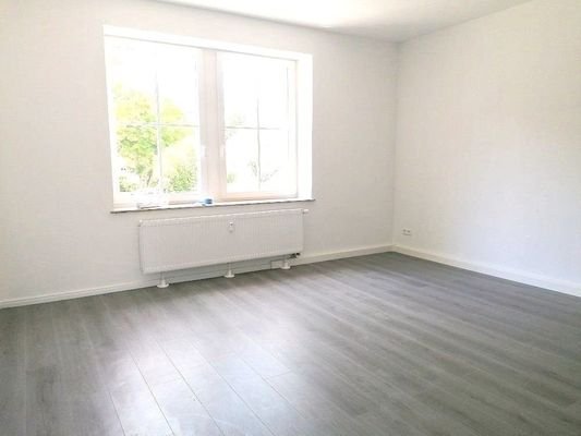 Wohnzimmer mit neuem Laminat