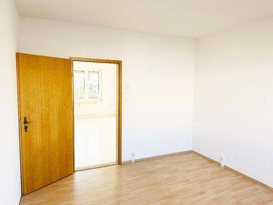 Schlafzimmer mit Blick Richtung Wohnzimmer