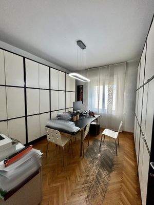 Bozen Zentrum, Nähe Universität, Investitionsobjekt, Studenten-WG geeignet, 4. Stock mit Aufzug, Große Wohnküche, Kleine Terrasse, 4 große Schlafzimmer, 2 Balkone, Großes Badezimmer, Abstellkammer, Keller inklusive, Gemeinschaftlicher Dachboden, Hohe Miet