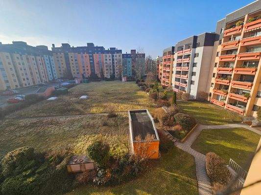 grüner Innenhof mit Spielplatz