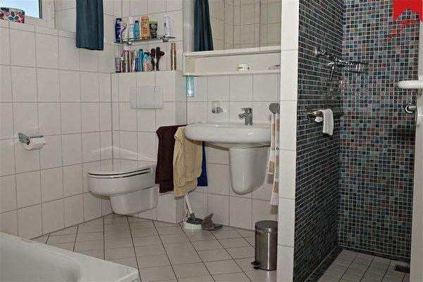 Badezimmer mit Badewanne und Dusche