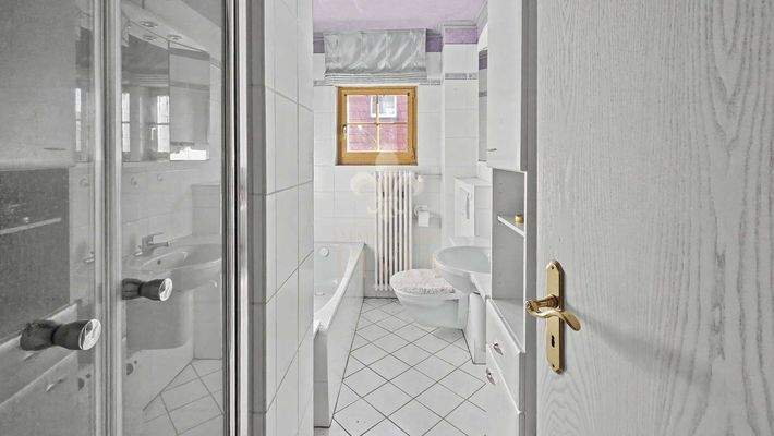 Badezimmer mit Badewanne und Dusche