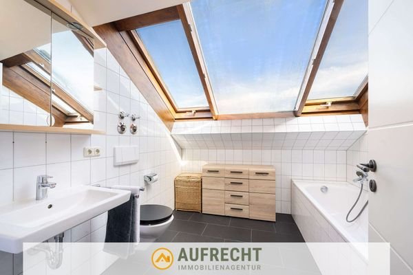 helles Tageslicht-Badezimmer