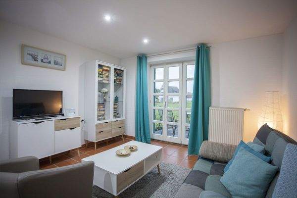 Ferienwohnung_D54_am_Bakenberg_auf_Ruegen_Wohnzimmer_mit_TV