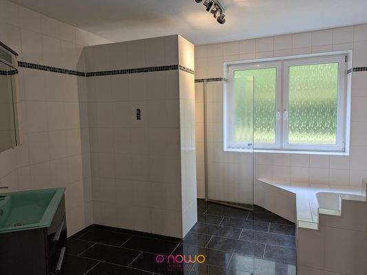 Dusch- und Wannenbad im Erdgeschoss