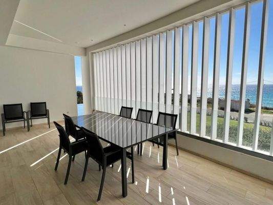 Einzigartige Villa am Meer mit Innenpool, Gärten und Gästehaus