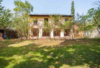 Blick vom Garten auf das Haus (Rückansicht)