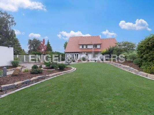 Großzügiger und neu angelegter Garten mit Blick aufs Wohnhaus