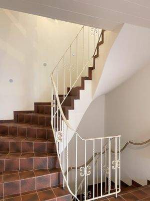 die Treppe nach oben bzw. in den Keller