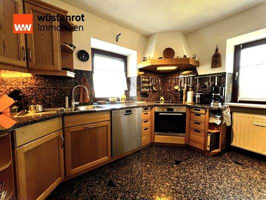 Schreinerküche mit Natursteinplatten