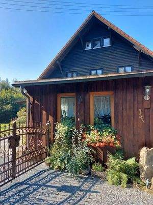 Hofeingangstor mit Garagenanbau