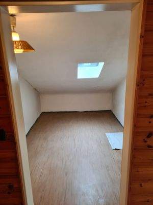 Dachgeschossraum mit Fenster