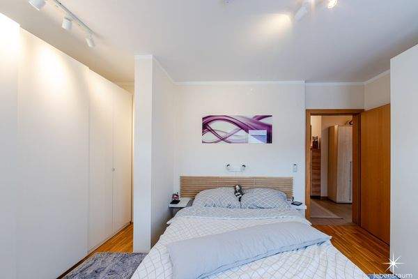 Schlafzimmer mit begehbarem Schrank