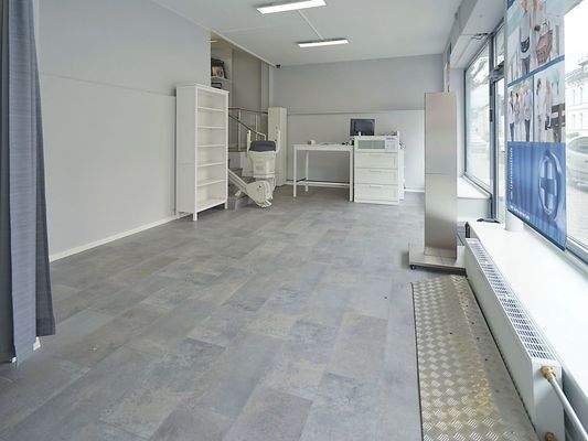 Helles Ladenlokal mit schickem Boden