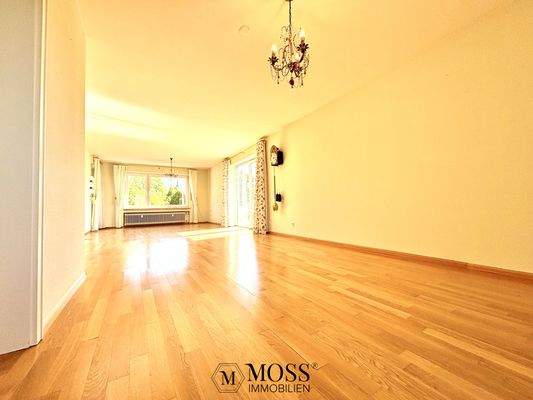grosses Wohnzimmer mit Buche-Echtholzparkett