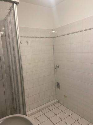 Badezimmer mit Waschmaschinen-Anschluss.jpeg