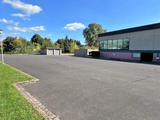 Asphaltierte Stellplatzfläche