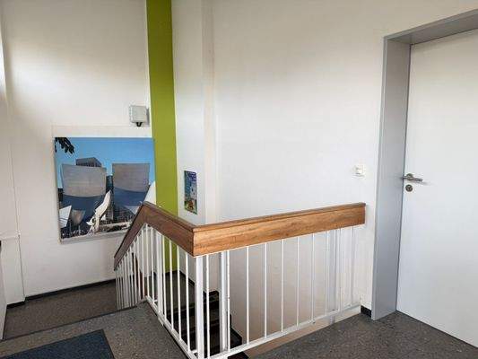 Großer Raum - Zugang vorne, Treppenhaus