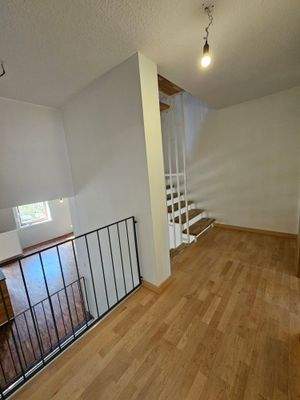 Blick vom Badezimmer ins Treppenhaus