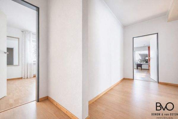 Blick in Schlafzimmer und Flur 