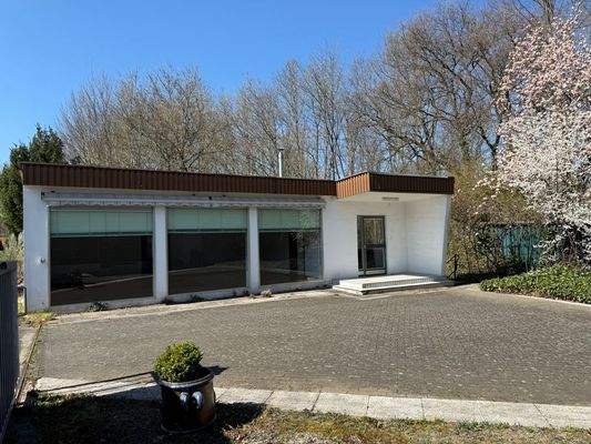 Nebengebäude mit Ausstellungsraum/Atelier 