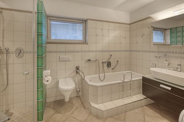 Badezimmer EG mit Wanne und Dusche