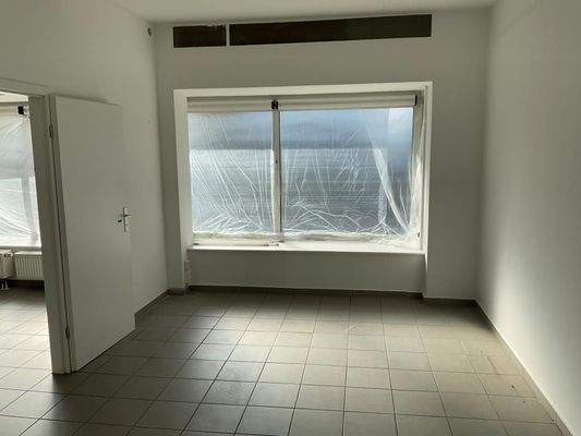 Hinterer Raum mit Fensterfront