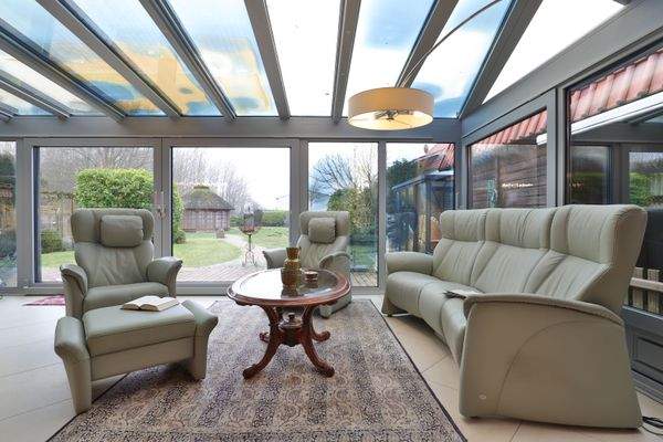 Wintergarten mit Blick in den Garten