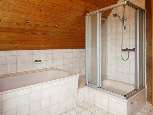 Dusche und Badewanne