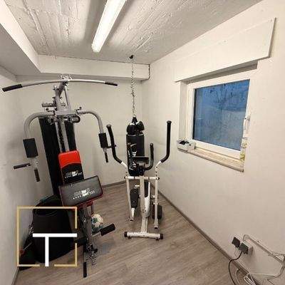 Fitnessraum mit Geräten.jpg